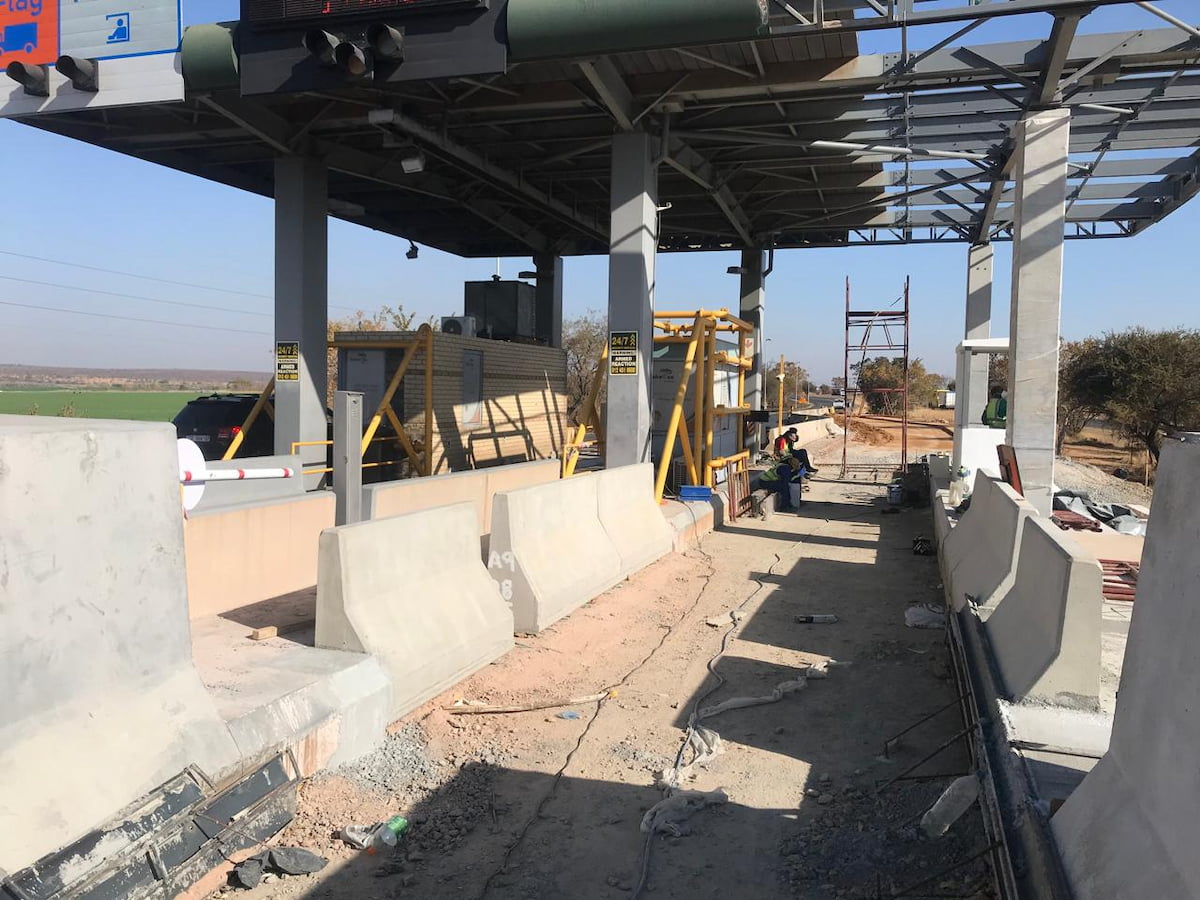 Precast barriers and bullnose barriers at the N4 toll gates
